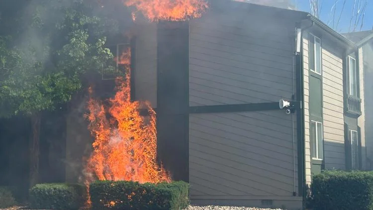 Fast-moving wildfire destroys Western Slope apartment...