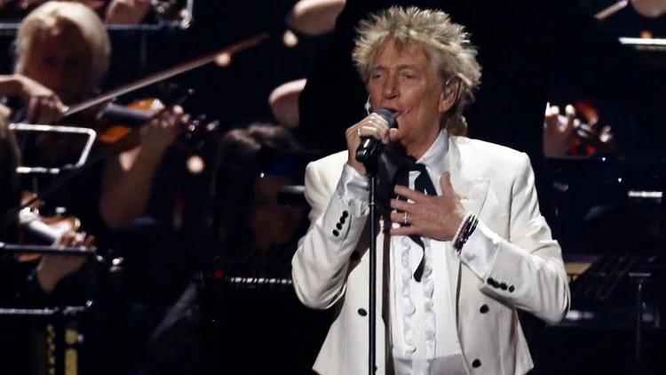 Rod Stewart pauses Utah concert to breathe through...