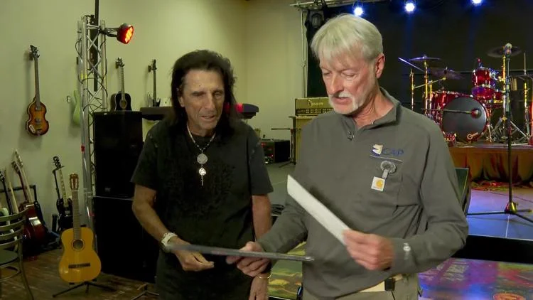 Alice Cooper thanks Arizona man who found his credit...