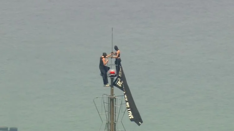 Two people climb to top of NYC's Empire State Building