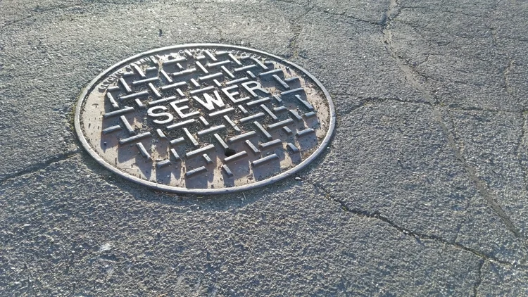 Videos showing groups of people entering NYC sewers at...