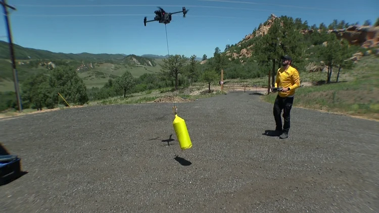 Drone delivers water, food to lost hikers before...