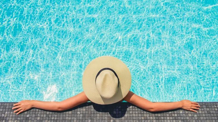 Sunshine, pool water and hydration: What your body needs...