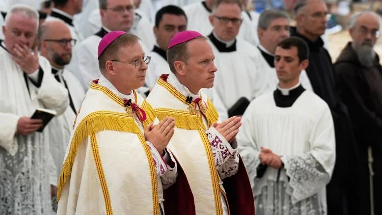 Traditionalist Catholics consecrate bishops without Pope...